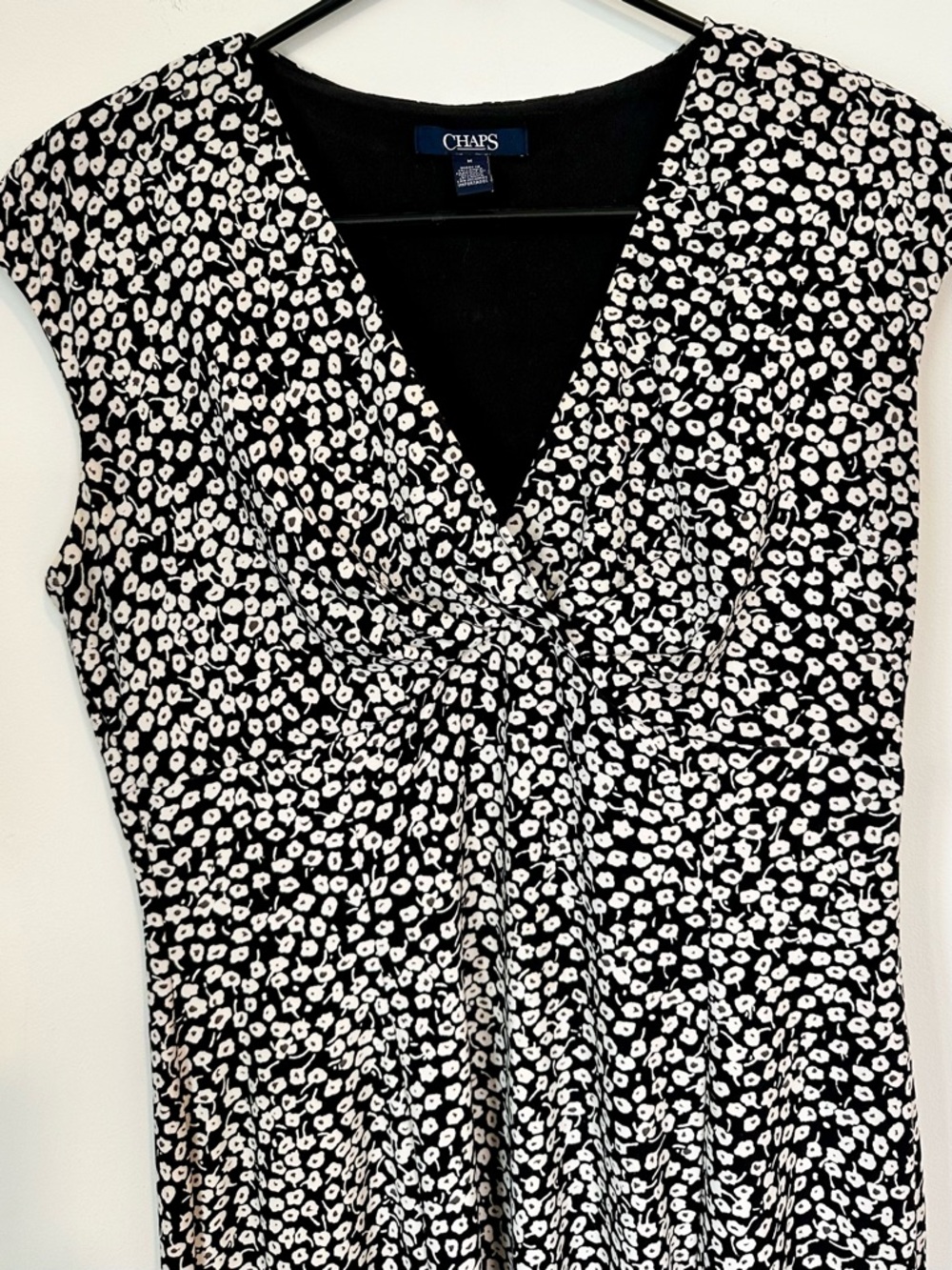 Chaps Black and White Floral V-Neck Midi Dress - Size: Medium - Picture 4 of 5